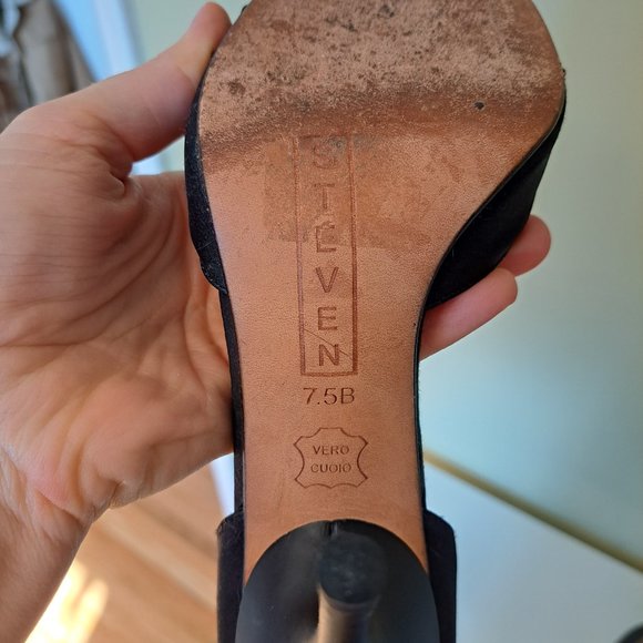 Beautiful black satin Steve Madden Heels - Picture 2 of 4